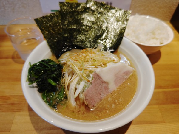 「ネギラーメン＆サービスライス」@横浜家系ラーメン おか家の写真