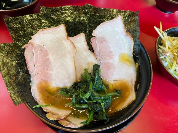 「チャーシューメン3枚中盛　のり　鳴門ワカメ　カタオオ」@柏 王道家の写真