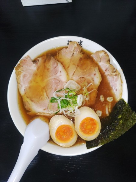 「正油チャーシューめん+煮玉子  ﾒﾝﾏ抜き」@地鶏らーめん 花道の写真