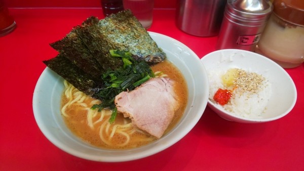 「ラーメン並800ゑ〜ん　半ライス」@横浜ラーメン 武蔵家 大井町店の写真
