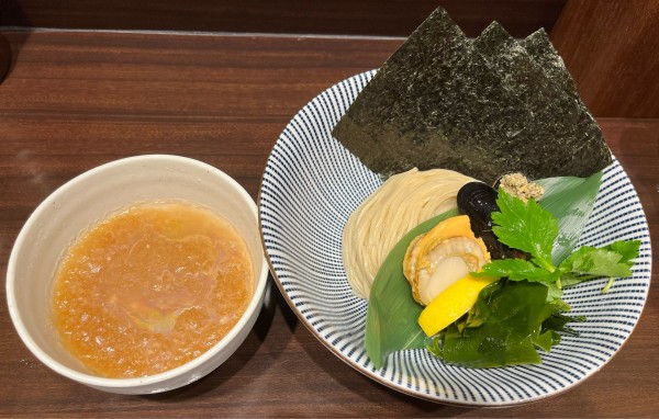 「【限定】帆立とムール貝の 冷やし鯛つけそば+いわしそば」@寿製麺 よしかわ 西台駅前店の写真