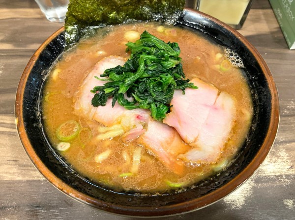 「ラーメン 900円 ※多め/やわ」@神田ラーメン わいず 神田本店の写真
