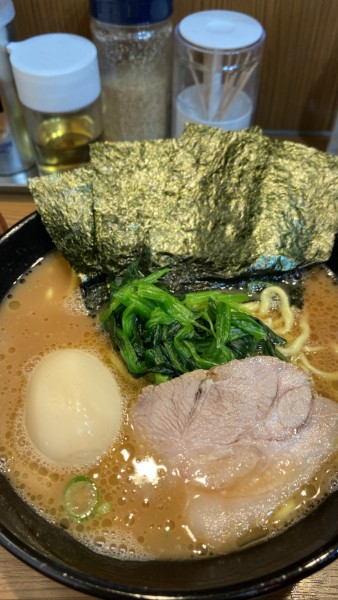 「並ラーメン 固め 濃いめ 少なめ」@横浜家系ラーメン ひじり家の写真