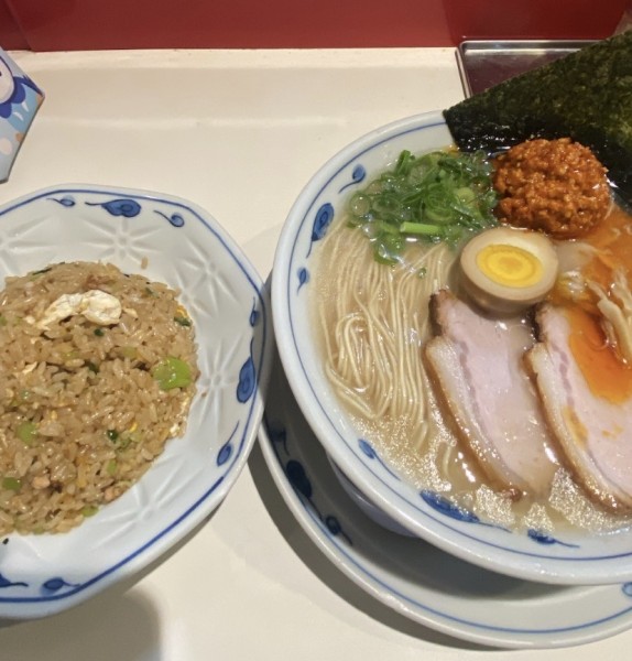 「赤豚骨 バリ」@らあめん英 本店の写真