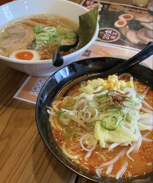 「塩ラーメンと辛味噌ラーメン」@つけめん ラーメン春樹 経堂の写真