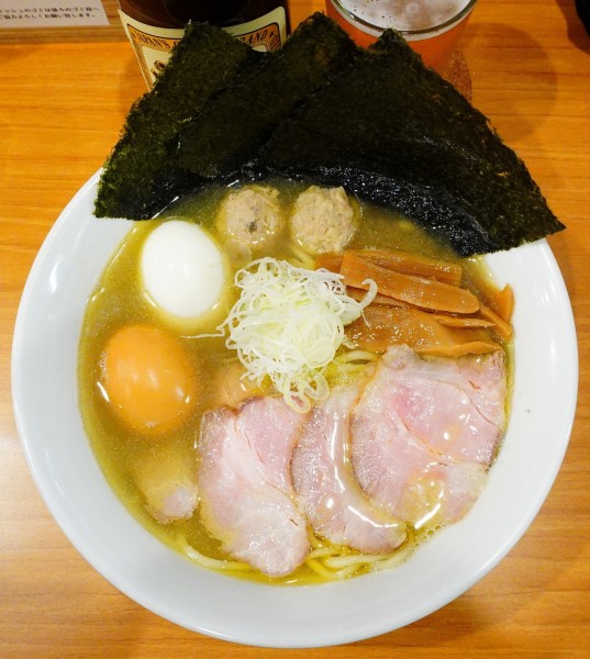 「全部のせ塩らーめん＋塩たまご＋サッポロラガー赤星」@しののめヌードルの写真