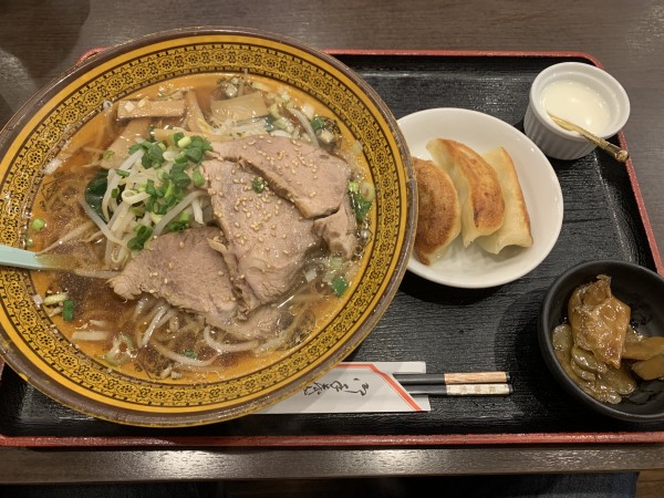「チャーシューラーメン焼き餃子 910円」@麻辣房の写真