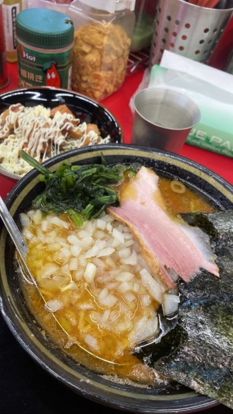 「らーめん　玉ねぎ　半チャーシュー丼」@IEKEI_TOKYO 王道家直系の写真