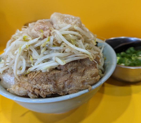 「【限定】スパイシードクロ+グリーンねぎ」@ラーメン二郎 八王子野猿街道店2の写真