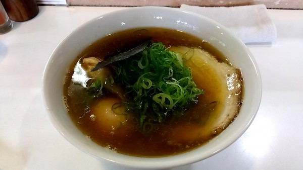 「醤油ラーメン（８００円）＋味玉（１５０円）」@支那そばや 相模原店の写真