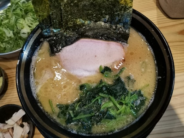 「ラーメン＋切れ肉」@家系ラーメン 王道家 直系 ふじいの写真