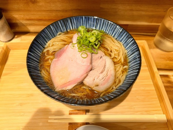 「醤油（中盛り＋100円）、333ビール」@ハちゃんラーメンの写真