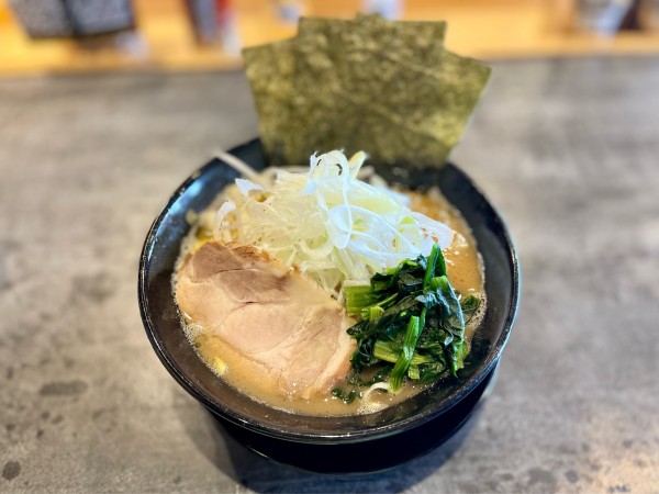 「ねぎラーメン(麺硬め　味普通　油少な目)」@家系ラーメン 桜家の写真