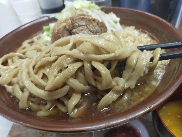 「らーめん・大2・生卵（シンオーション・野菜少・生姜・大蒜・火」@自家製麺 まさき（非乳化） 2号店の写真