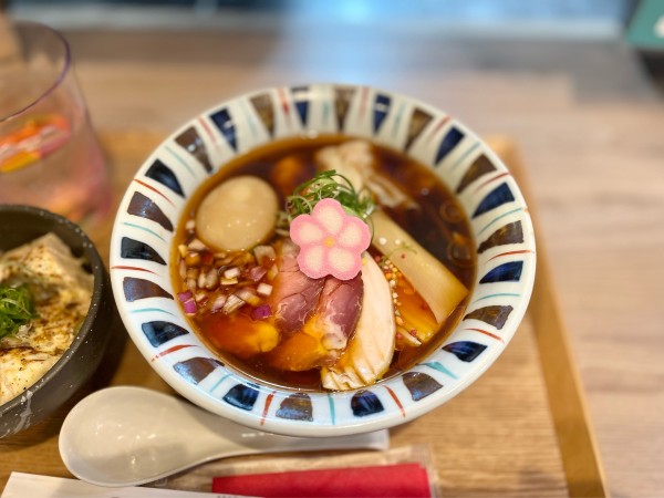 「冷やし特製わんたんえびそば+炙り鶏マヨ丼」@えびそば 緋彩の写真
