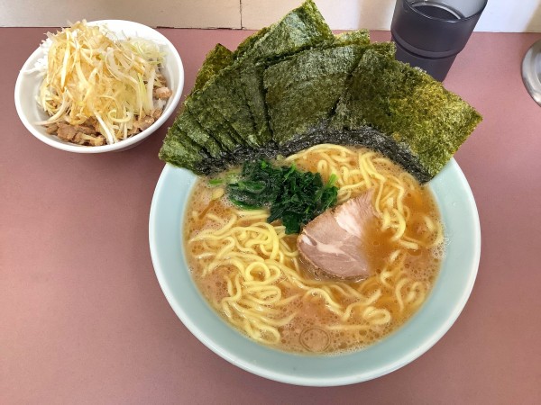 「ラーメン中盛+のり+ネギチャーシュー丼」@本牧家 本店の写真