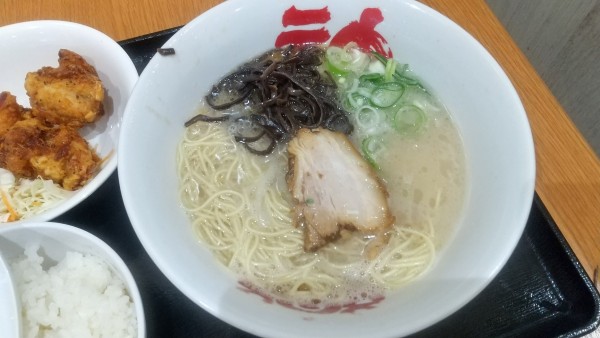 「とんこつ淡750円、からあげライス（Dセット）300円」@ごっつおらーめん イオン鳥取店の写真