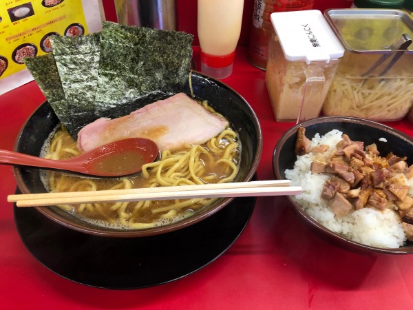 「ラーメン中盛 青菜抜き 固め濃いめ油多め チャーシューまぶし」@家系ラーメン王道家直伝 との丸家 松飛台店の写真