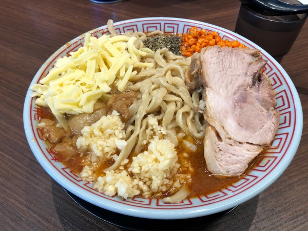 「トルティーヤ チーズ 野菜抜きニンニクアブラ辛揚玉バジル」@麺屋 神工の写真