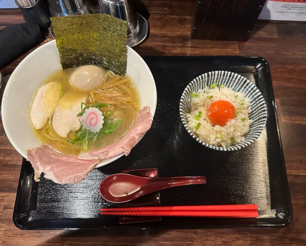 「塩そば+月見鶏めし」@中華蕎麦しげ田の写真