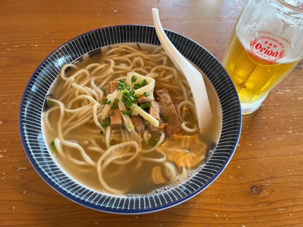 「八重山そば（麺大盛り）オリオンビール（生）」@八重山そば本店 夢乃屋の写真
