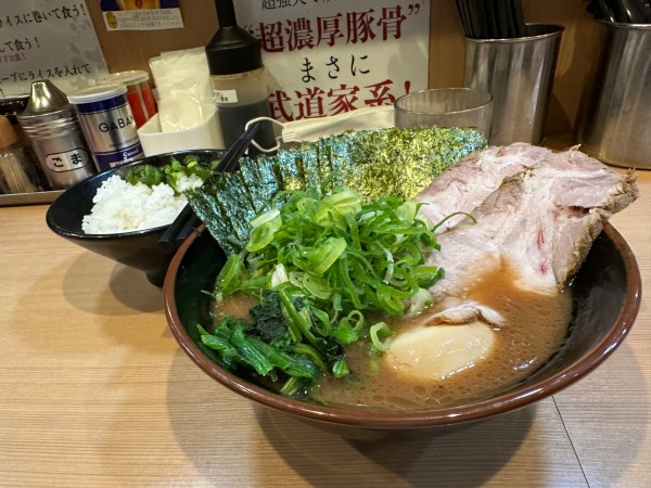 「特製ラーメン　カタメ濃いめ多め　950円」@横浜家系らーめん 武道家 賢斗の写真
