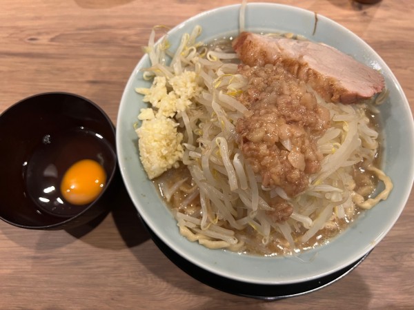「ラーメン900円+生卵100円」@俺の生きる道 上野店の写真