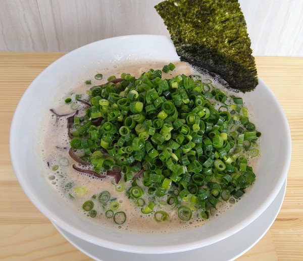 「ノーマル￥800＋ネギボンバー￥100＝￥900」@とんこつラーメン44の写真