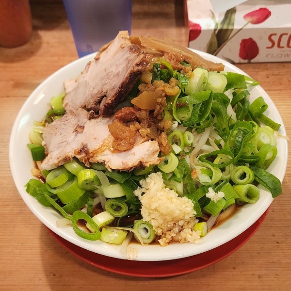 「ラーメン並　麺増し　ねぎ　にんにく　あぶら」@らーめんやまちゃんの写真