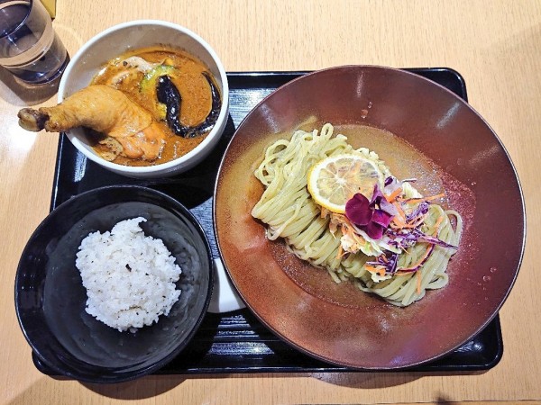 「【八咫烏】限定「バジル昆布水のグリーンカレーつけ麺」」@#新宿地下ラーメンの写真