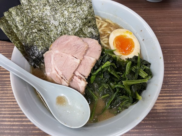 「特製らーめん並＋ほうれん草」@横浜家系らーめん 武蔵家 川口店の写真
