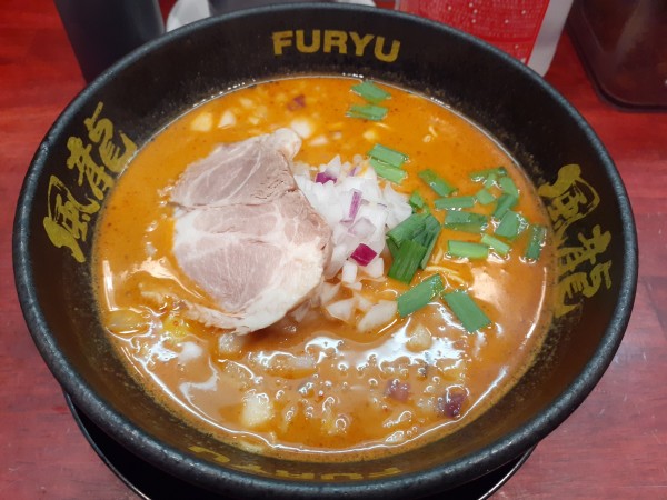 「辛ラーメン、替玉２玉」@とんこつラーメン 博多風龍 渋谷店の写真
