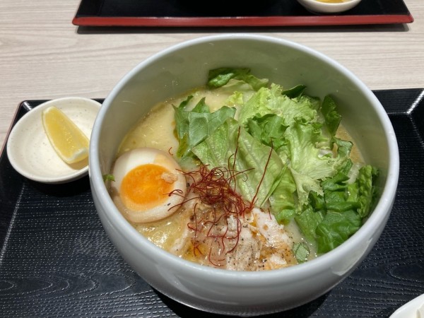 「鶏白湯塩そば」@鶏白湯らーめん 自由が丘蔭山 あべのQ'sモール店の写真