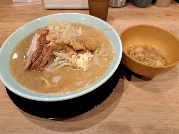 「小ラーメン　アブラ　ニンニク少なめ」@俺の生きる道 上野店の写真