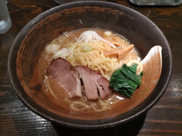 「らーめん（醤油）・三五+サービス小ライス」@天虎の写真