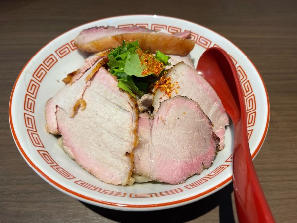 「炭火香るチャーシューまぜそば」@自家製麺と自然派食材 晴耕雨読の写真