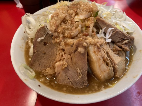 「豚らーめん(ニンニクカラメネギ、アブラマシマシ)¥960」@豚ラーメン 板橋駅前店の写真