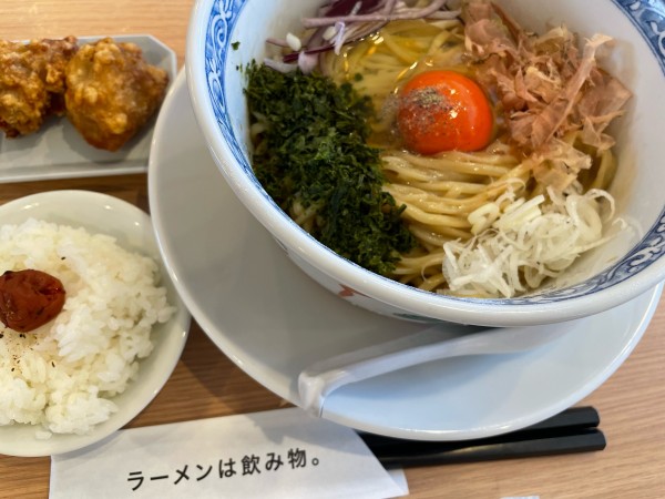 「TKMダイブめしセット（810円）,唐揚げ（スタンプカード特典）」@ラーメンは飲み物です。の写真