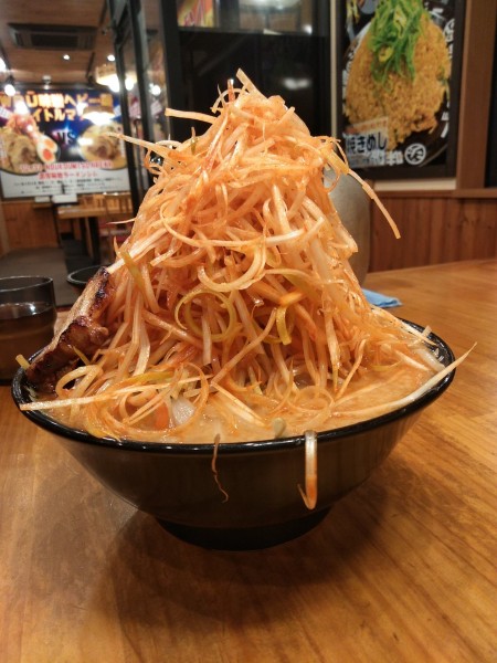 「辛ネギタワー味噌ラーメン野菜400」@味噌のジョー 坂東店の写真