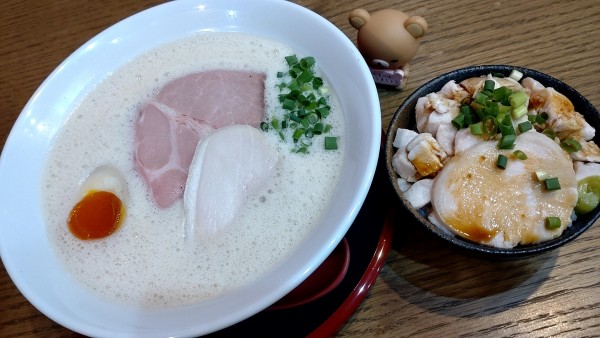 「アワトロラーメン+ツンドリ丼（小）850円+350円」@アワトロ龍宮の写真