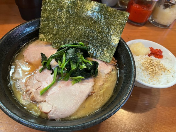 「焼豚ラーメン ¥950  小ライス ¥100」@横浜家系らーめん りゅうの写真