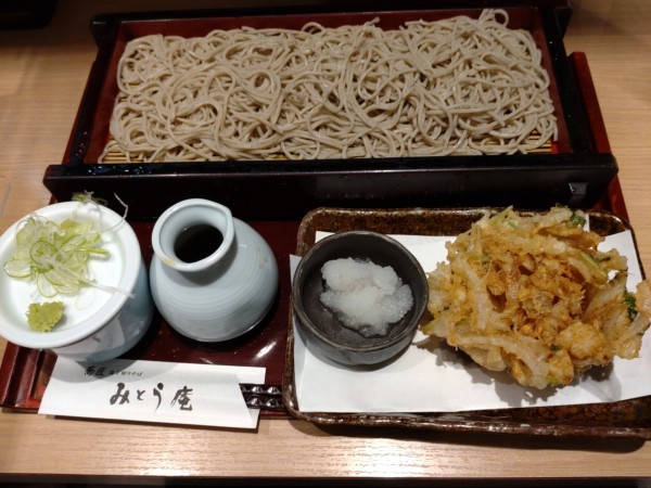 「海鮮かき揚げ天せいろ　９８０円」@大手町 蕎匠 包丁切りそば みとう庵 大手町フィナンシャルシティ店の写真