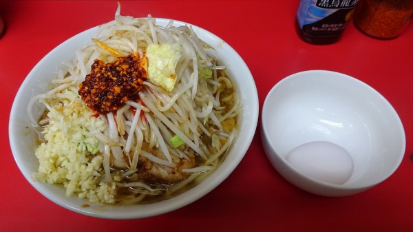 「小豚（900円）＋生たまご（50円）野菜ニンニクカラメラー油」@ラーメン二郎 千住大橋駅前店の写真
