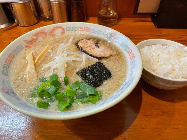 「ラーメン　半ライス」@中華そば専門店 木八 三島店の写真