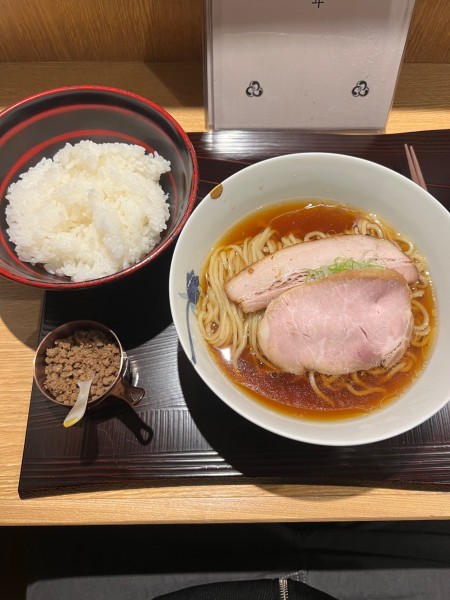 「醤油ラーメン（細麺）1050円+ごはん（大）250円」@麺 みつヰの写真