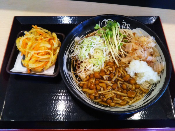 「冷しぶっかけなめこそば、かきあげ（クーポン）」@ゆで太郎 谷田部店の写真