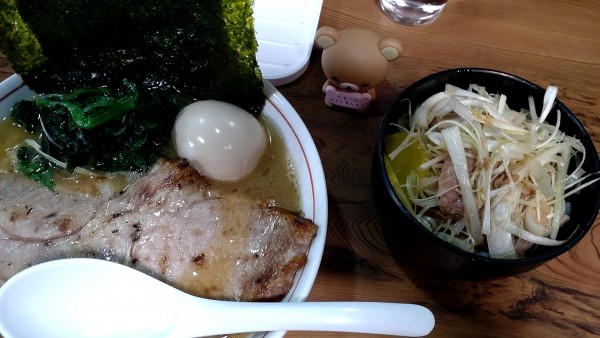 「らーめん（しょうゆ）+味ネギ丼　1000円+300円」@らーめん車屋の写真