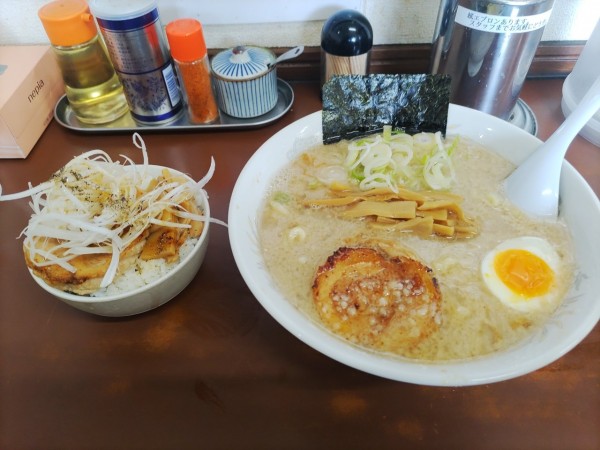 「らーめんとミニチャーシュー丼」@ラーメン ひかりの写真