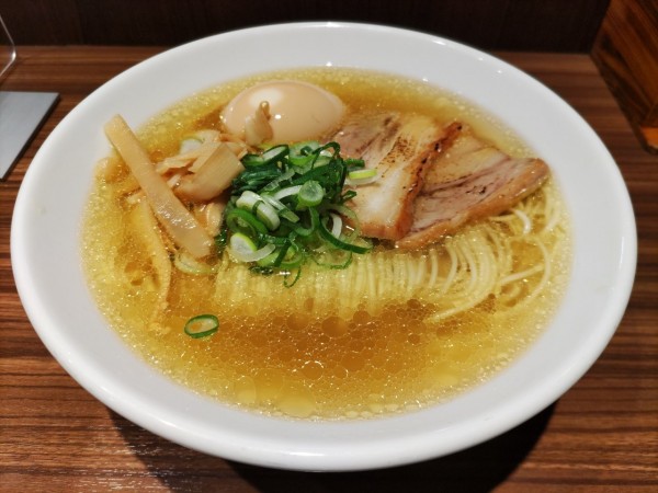 「淡麗鶏塩そば+味玉」@塩つけ麺灯花 赤坂店の写真