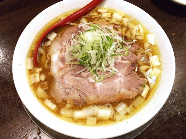 「魚豚鶏油そば」@立ち呑み居酒屋 金町製麺の写真